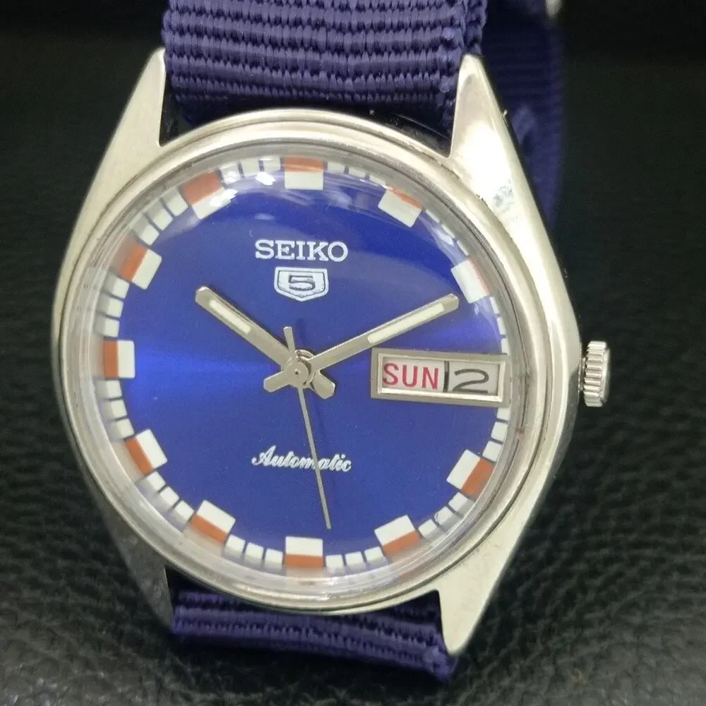 Vintage 1980 Seiko Automatic Mens Silver Watch W/daydate & Blue accents